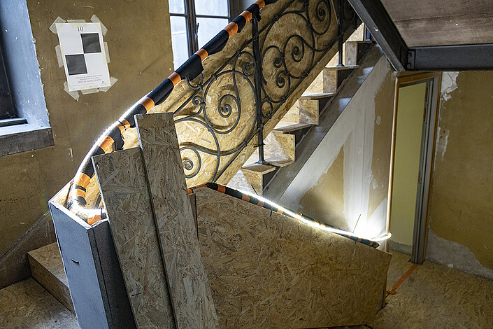 Pendant les travaux, c’est l’escalier de service qui est utilisé. 
